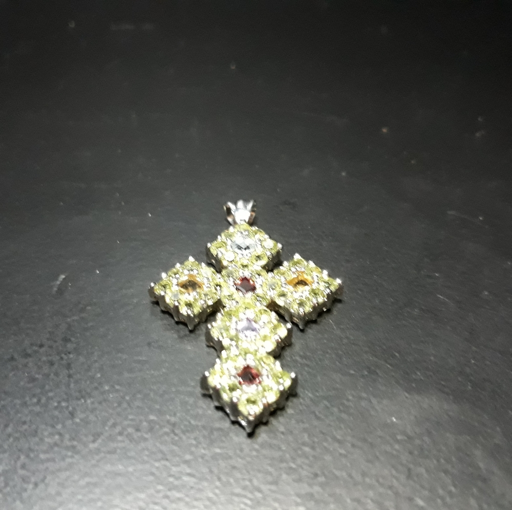Etruscan Style Gemstone Pendant H10